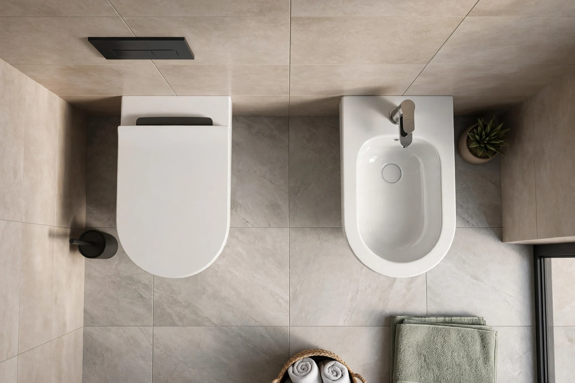 Widok z góry na podwieszaną toaletę z czarnym przyciskiem spłukującym oraz bidet zamontowane obok siebie na beżowych płytkach ściennych i podłogowych.